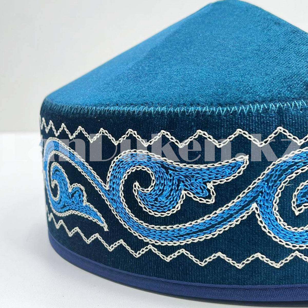 Казахская национальная тюбетейка (такия) голубая с белой строчкой и голубым орнаментом - фото 2 - id-p107654974