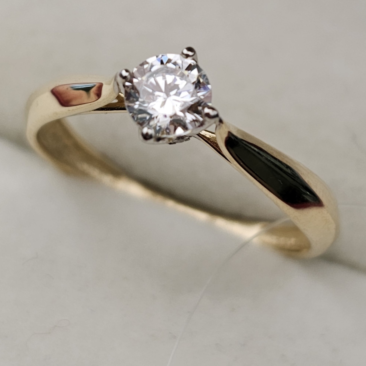 Золотое кольцо с фианитами 1,45 гр. 585 проба, 16 размер