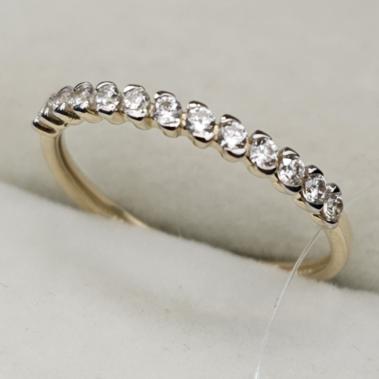 Золотое кольцо с фианитами 0,93 гр. 585 проба, 16,5 размер