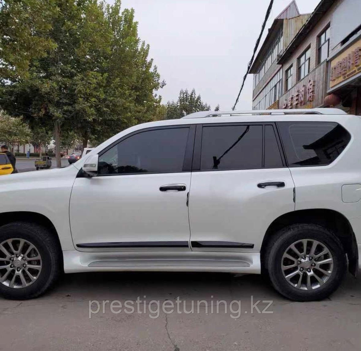 Боковые молдинги дверей на Land Cruiser Prado 150 2010-20 дизайн 2021 черный цвет - фото 8 - id-p107834904