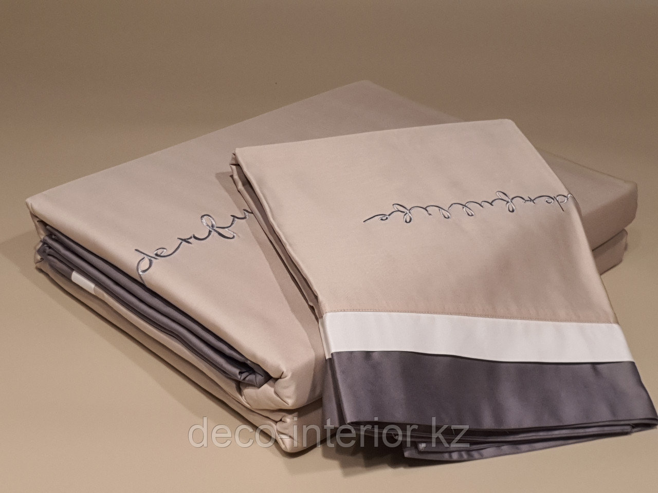 Комплект постельного белья двуспальный из сатина однотонный с контрастной окантовкой и вышивкой
