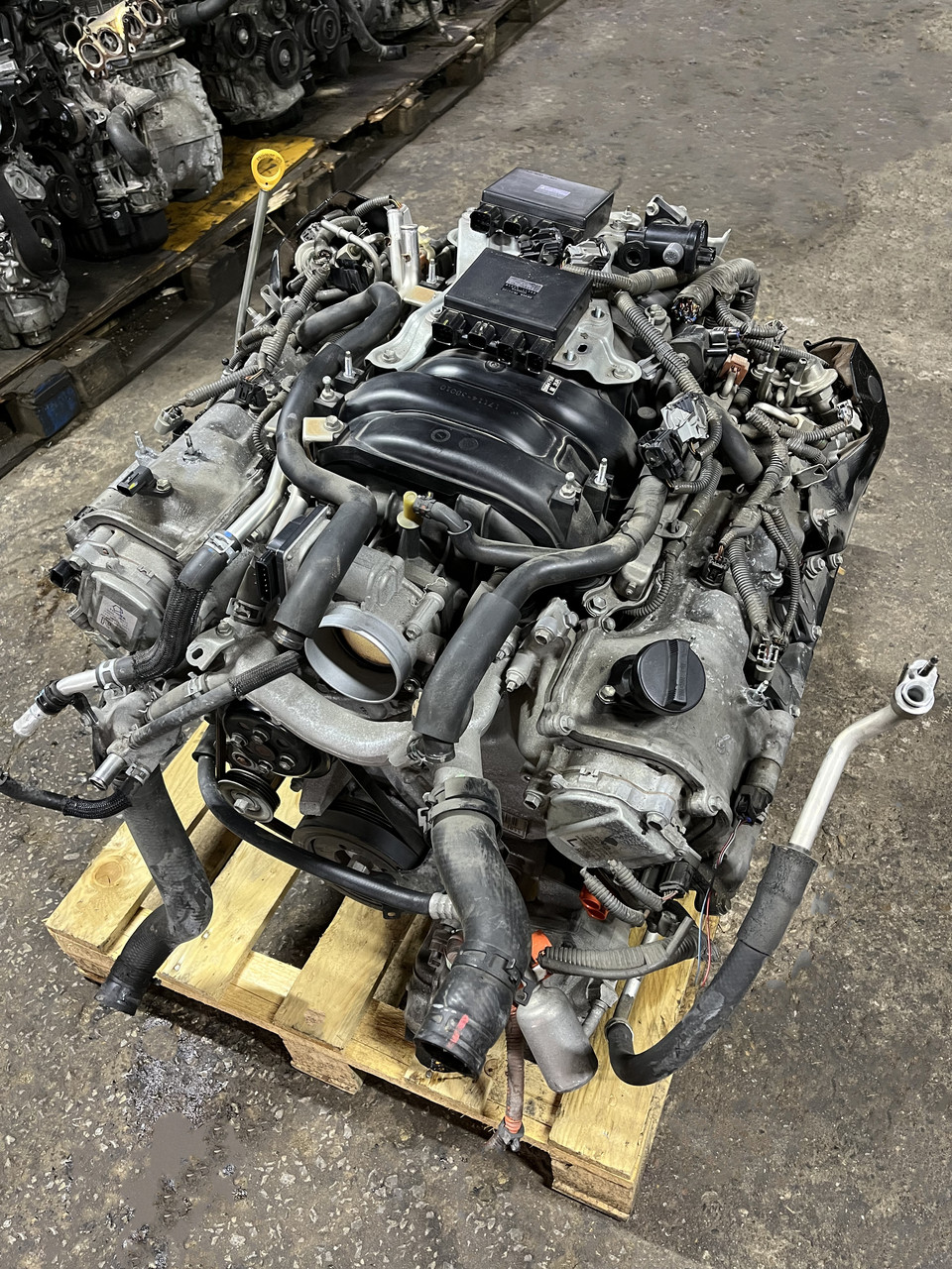 Двигатель Toyota 2UR-FSE 5.0 - фото 1 - id-p107871050