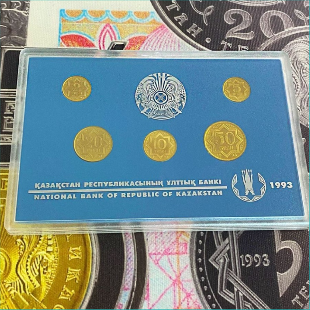 Набор монет "Тиын 1993" (в синем планшете) - фото 3 - id-p107980055