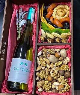 Подарочный бокс с сухофруктами и орехами (алкоголь оплачивается отдельно)