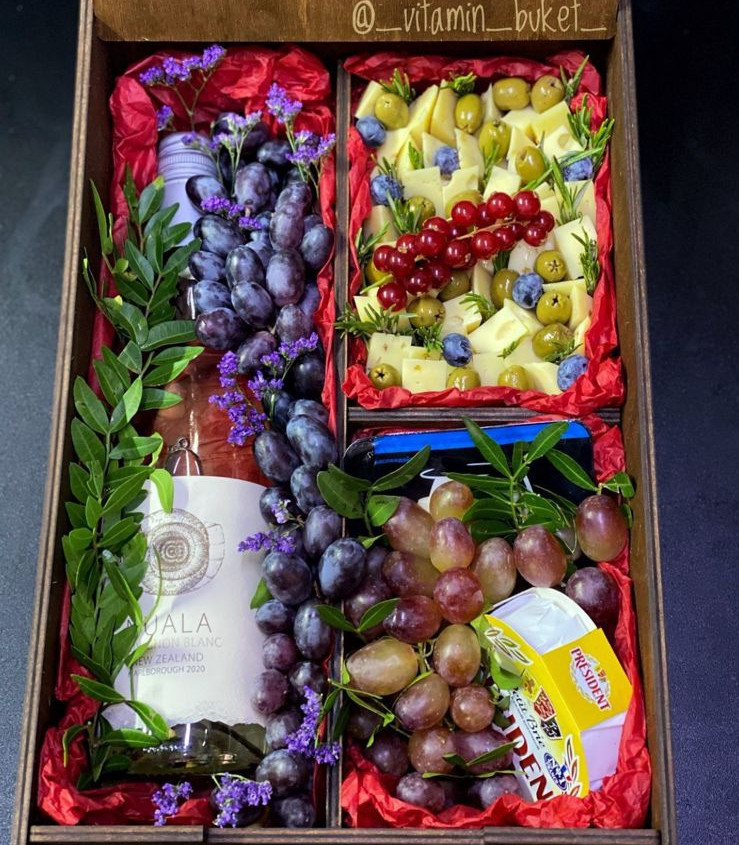 Подарочный набор с сыром и ягодами (алкоголь оплачивается отдельно)