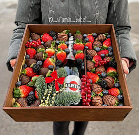 Подарочная люкс бокс с клубникой в шоколаде