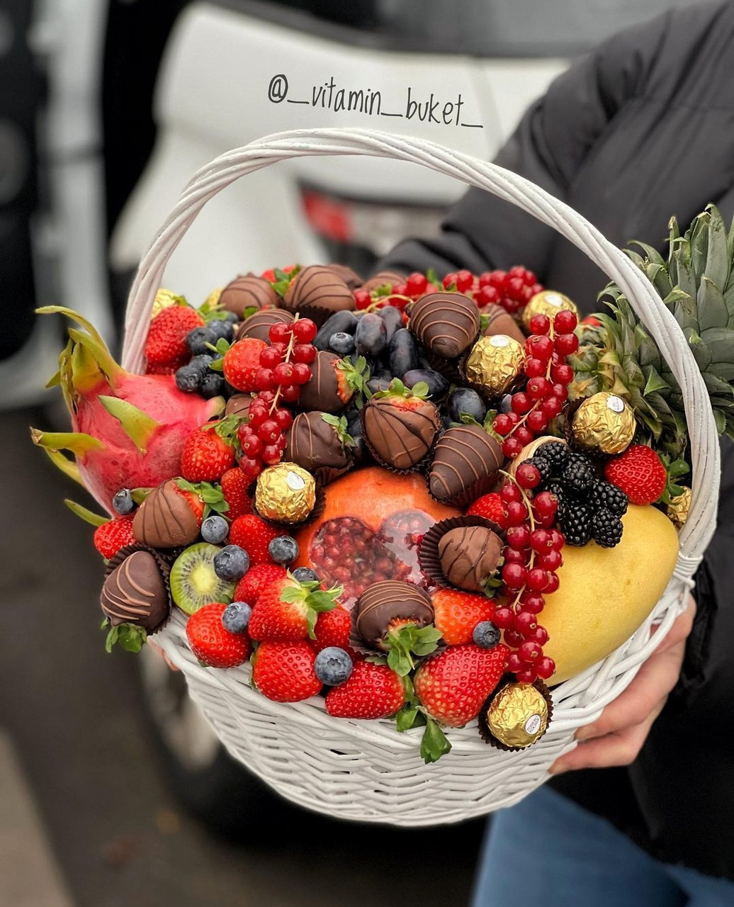 Корзина с тропическими фруктами, и клубникой в шоколаде М