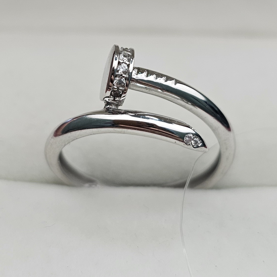 Золотое кольцо с фианитами 2,50 гр. 585 проба, 17,5 размер