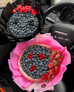 Ягодный букет с розами S