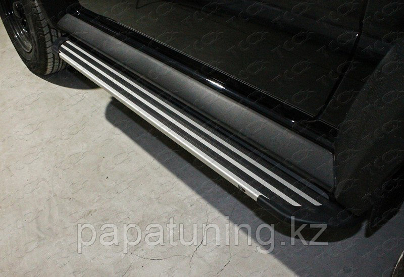 Пороги алюминиевые ''Slim line Silver'' 1350 мм ТСС для Suzuki Jimny 2019- - фото 1 - id-p108091828