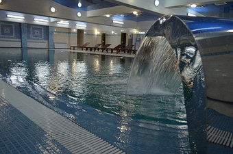 Крытый аквапарк Ailand
Водопад в бассейне