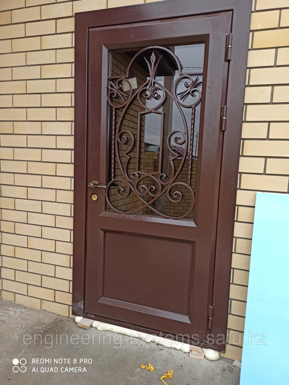 Входные двери металлические со стеклом с кованными узорами - фото 1 - id-p108138269