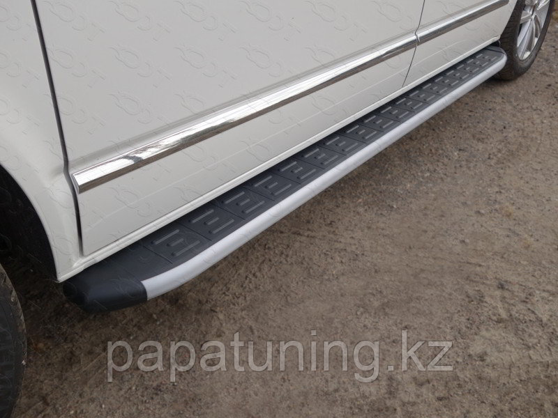 Пороги алюминиевые с пластиковой накладкой 2120 мм ТСС для Volkswagen Multivan (T6) 2015- - фото 1 - id-p108132351