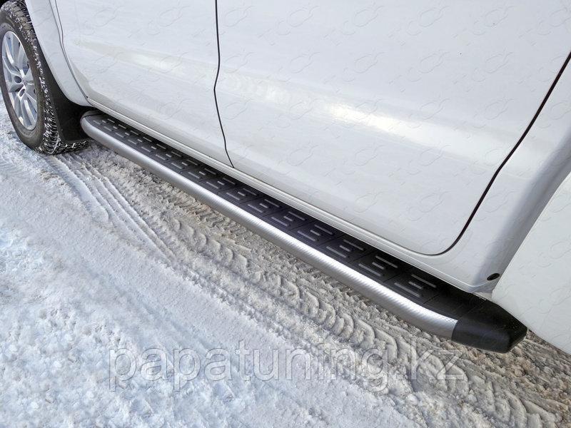Пороги алюминиевые с пластиковой накладкой (карбон серебро) 1920 мм ТСС для Volkswagen Amarok 2016- - фото 1 - id-p108132342