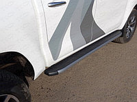 Пороги алюминиевые с пластиковой накладкой (карбон серые) 1920 мм ТСС для Toyota Hilux 8 рестайлинг Black Onyx