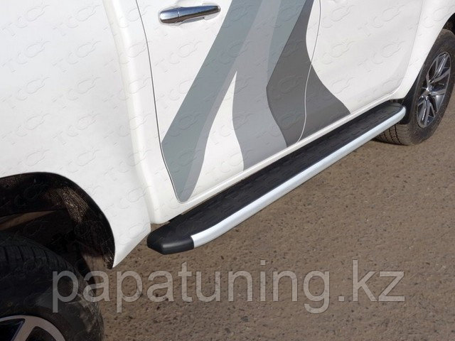 Пороги алюминиевые с пластиковой накладкой 1920 мм ТСС для Toyota Hilux 8 Exclusive 2018-2020 - фото 1 - id-p108132324