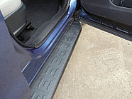Пороги алюминиевые с пластиковой накладкой (карбон черные) 1720 мм ТСС для Subaru Forester (SJ) 2016-2017