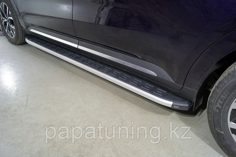 Пороги алюминиевые с пластиковой накладкой 2120 мм ТСС для Kia Carnival (2WD) 2.2D 2021- - фото 1 - id-p108131937