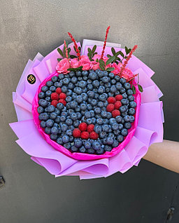 Букет из голубики с цветами М