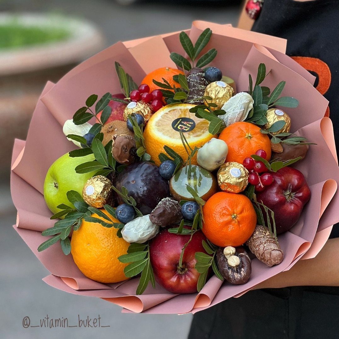 Фруктовый букет с ferrero, финиками в шоколаде и ягодами