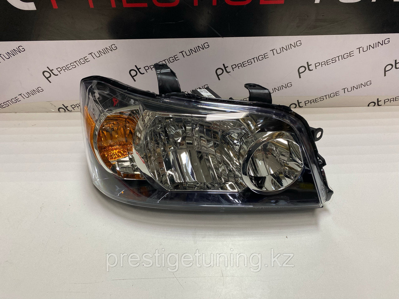Передняя фара правая (R) на Highlander 2004-07 Eagle Eyes