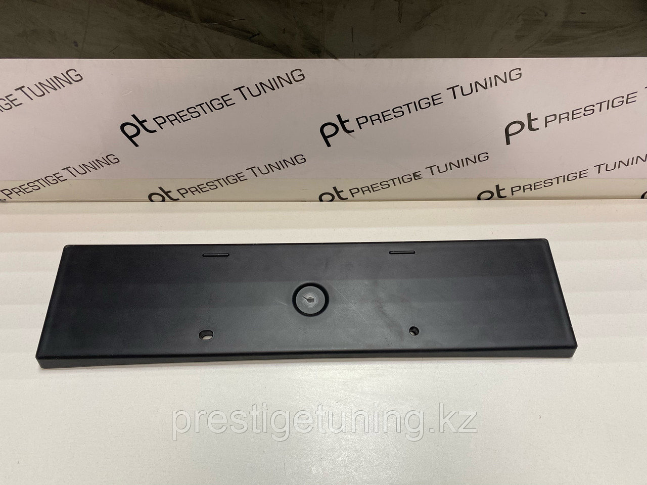 Подиум номерного знака (подномерник) на Highlander 2011-13 (Оригинал)