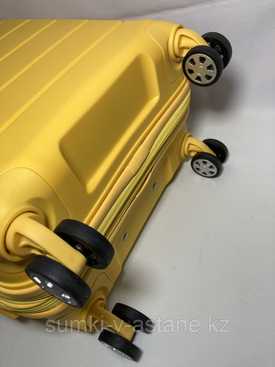 Маленький пластиковый дорожный чемодан на 4-х колёсах "Travel Car". Высота 56 см, ширина 36 см, глубина 24 см) - фото 9 - id-p73820260