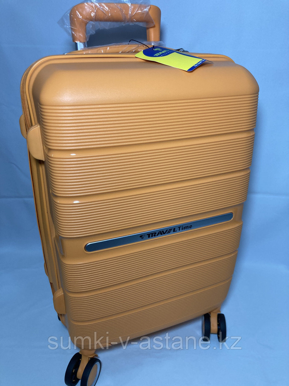 Маленький пластиковый дорожный чемодан на 4-х колёсах Travel Time (высота 55 см, ширина 34 см, глубина 22 см)