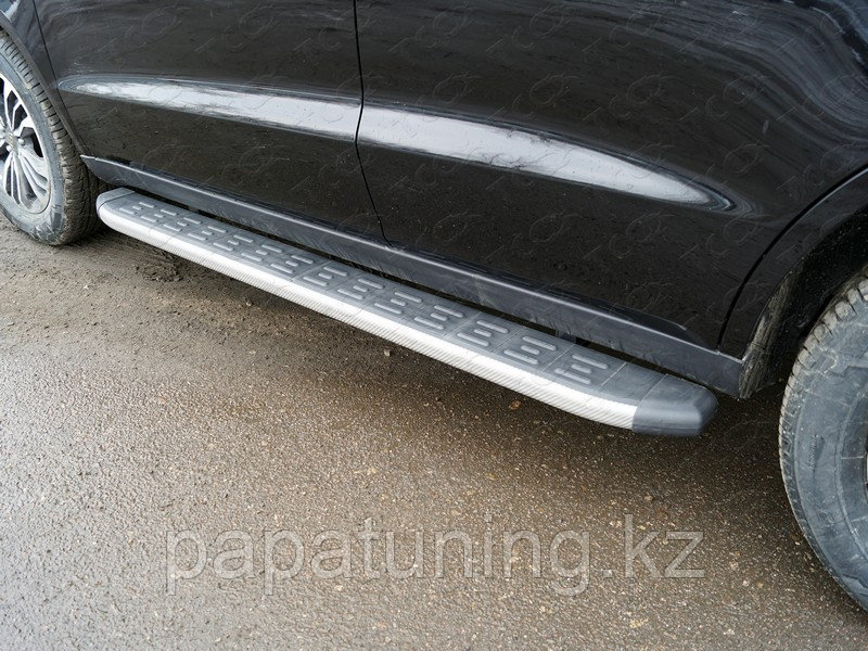Пороги алюминиевые с пластиковой накладкой (карбон серые) 1720 мм ТСС для Geely Emgrand X7 2018- - фото 1 - id-p108131750