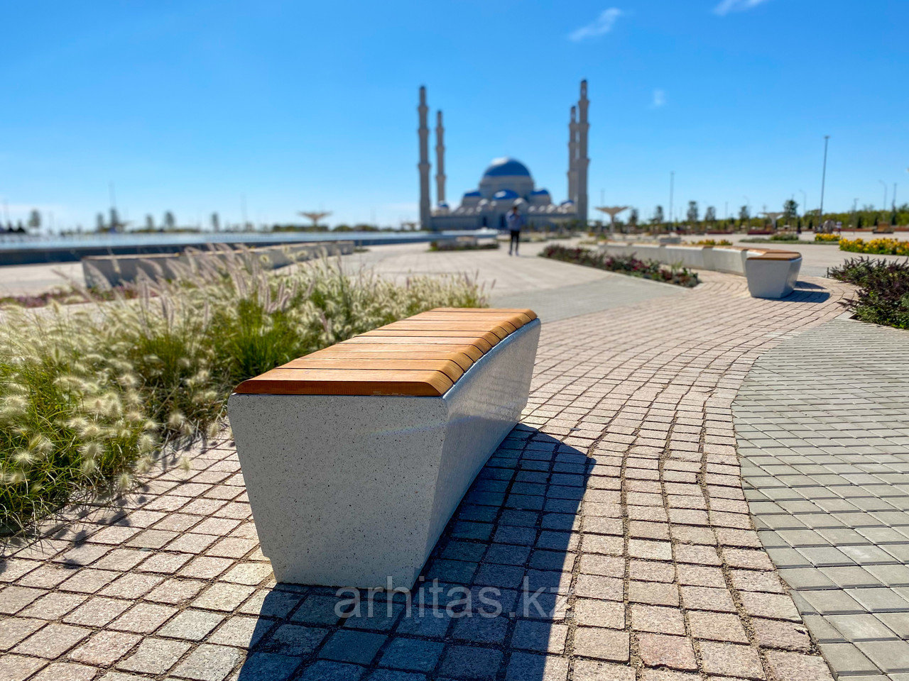Уличные скамейки на территории Центральной Мечети