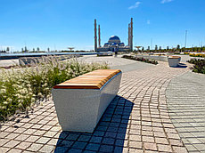 Уличные скамейки на территории "Центральной Мечети" в г.Астана
