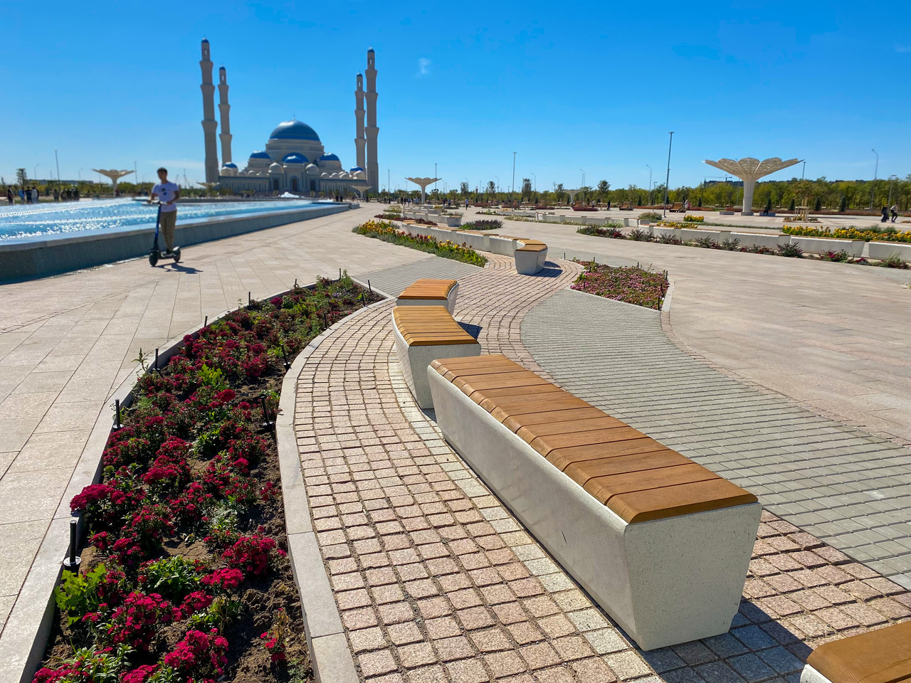 Уличные скамейки на территории "Центральной Мечети" в г.Астана - фото 3 - id-p108332194