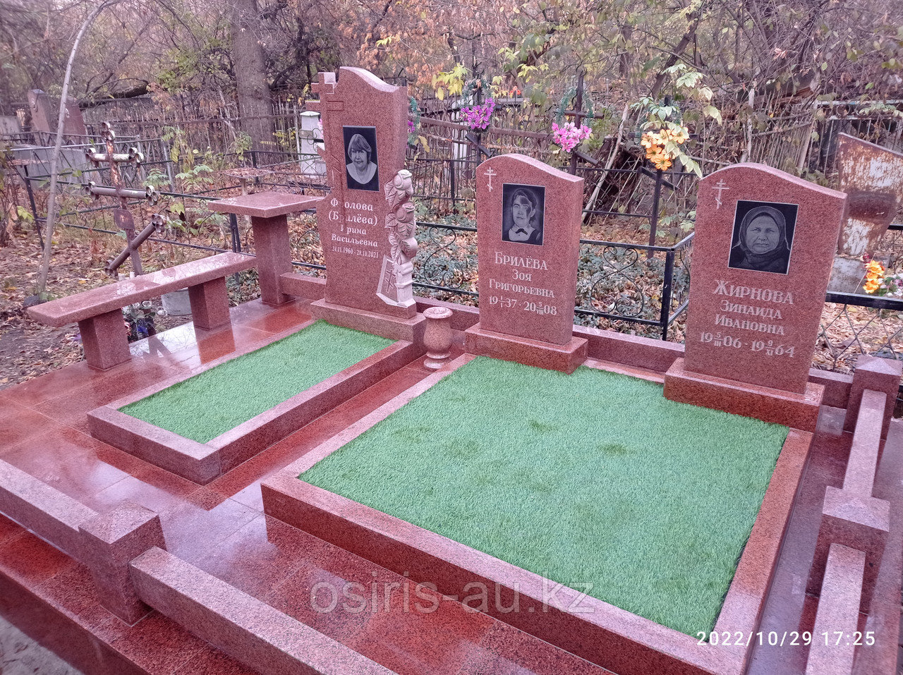 Гранитные мемориальные комплексы из розового гранита