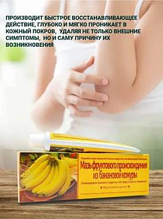 Қыз есегіне тарақпен мастурбация жасайды.