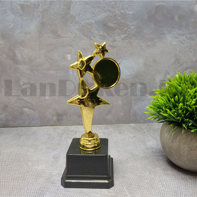 Брюнетка ваннадағы жасырын камерадағы бейне