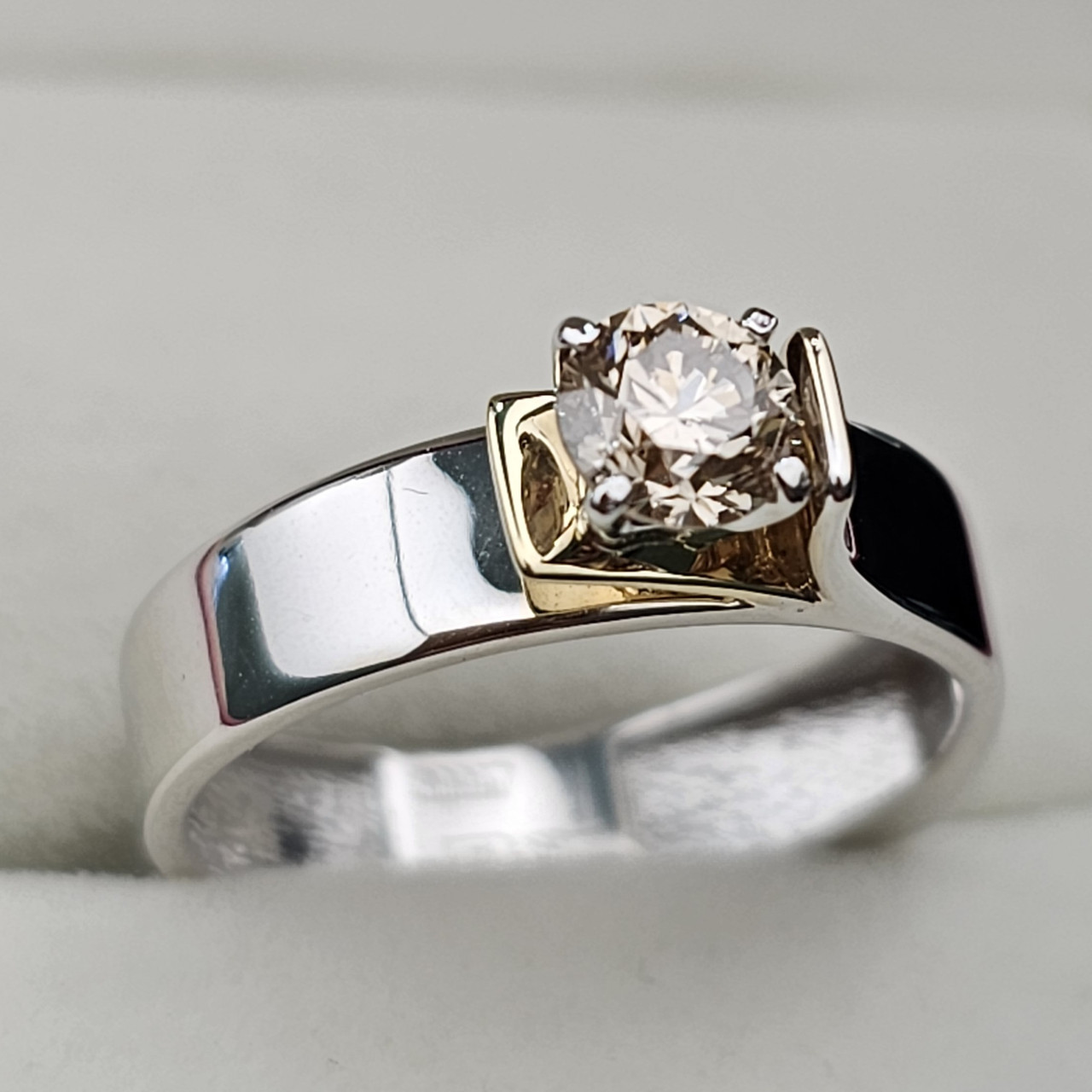 Золотое кольцо с бриллиантами 0.52 Сt  VS1/N  VG - Cut 17 размер