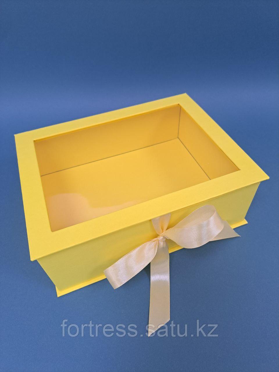 Коробка из твердого переплета желтая 24*18,5*8