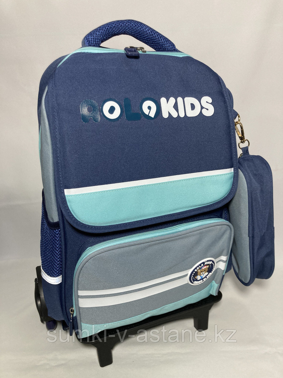 Школьный рюкзак на колёсах для мальчика, с выдвижной ручкой.