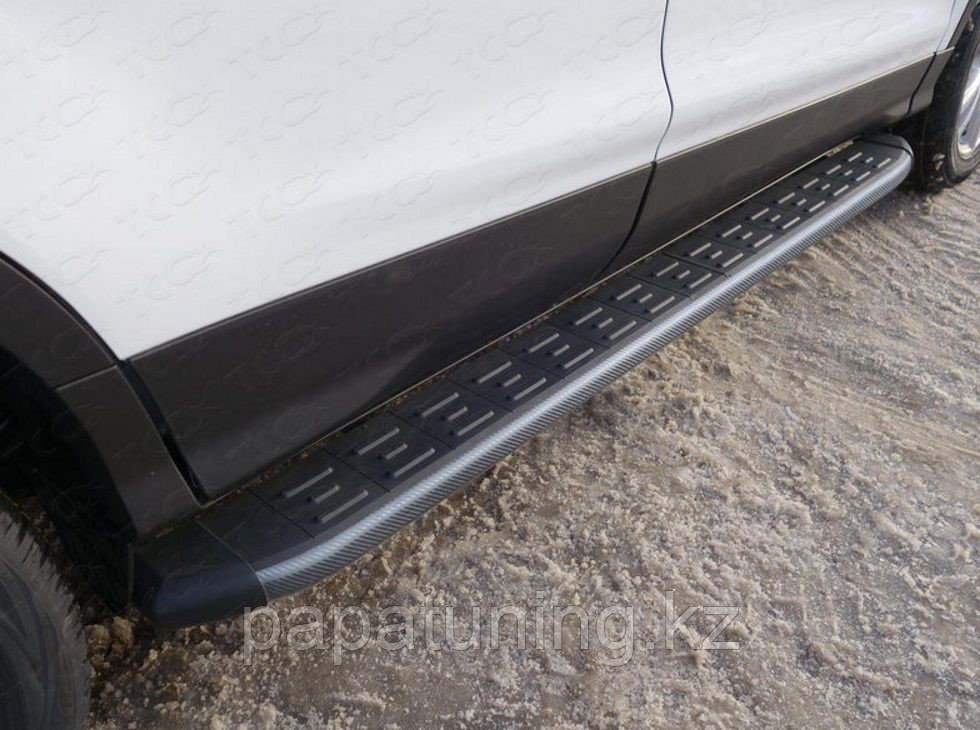 Пороги алюминиевые с пластиковой накладкой (карбон черные) 1720 мм ТСС для Geely Emgrand X7 2013-2018 - фото 1 - id-p108131748