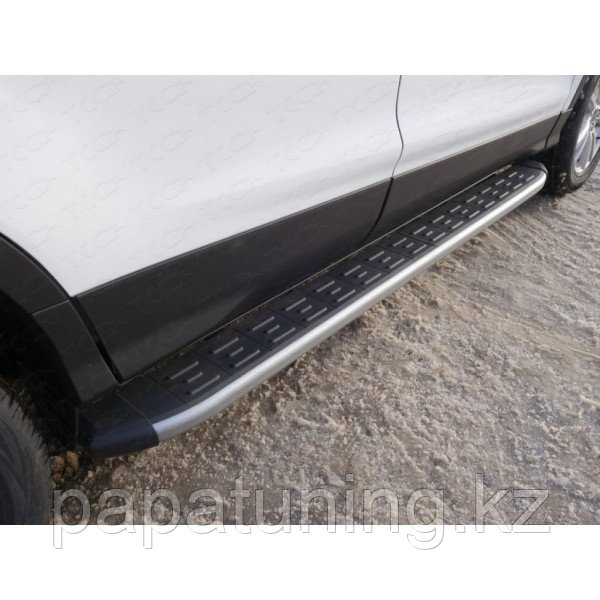 Пороги алюминиевые с пластиковой накладкой (карбон серебро) 1720 мм ТСС для Geely Emgrand X7 2013-2018 - фото 1 - id-p108131747