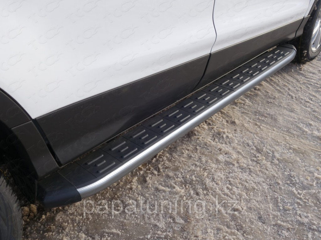 Пороги алюминиевые с пластиковой накладкой (карбон серые) 1920 мм ТСС для Volkswagen Touareg R-Line 2014- - фото 1 - id-p108132396