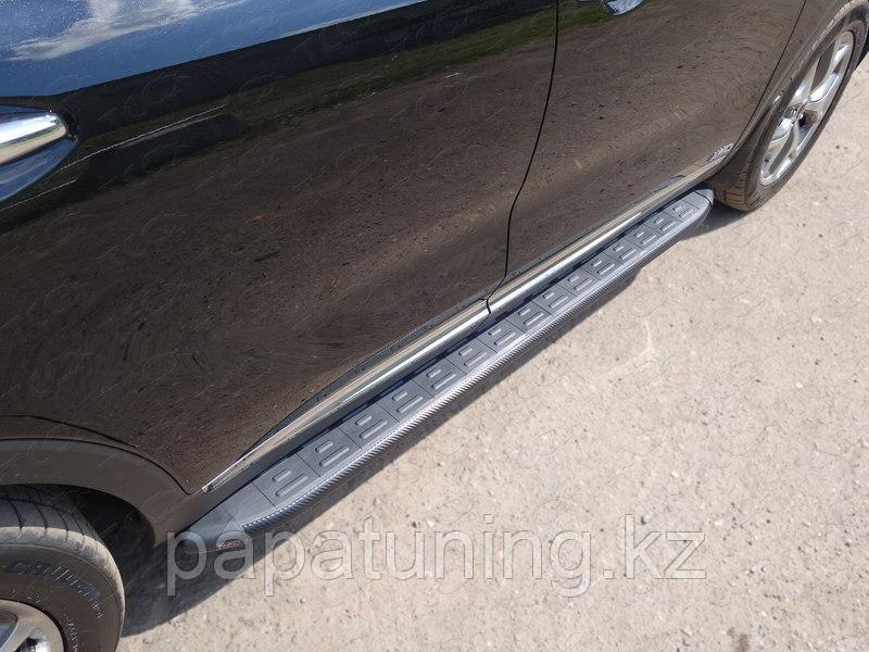 Пороги алюминиевые с пластиковой накладкой (карбон черные) 1820 мм ТСС для Kia Sorento Prime 2018- - фото 1 - id-p108131968