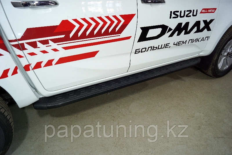 Пороги алюминиевые с пластиковой накладкой (карбон черные) 2120 мм ТСС для Isuzu D-MAX 3.0D 2019-, фото 1