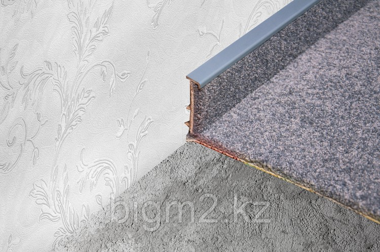 Плинтус для ковролина Korner Listwa 108, графит, 2,5 м.