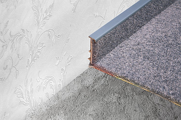 Плинтус для ковролина Korner Listwa 108, графит, 2,5 м.