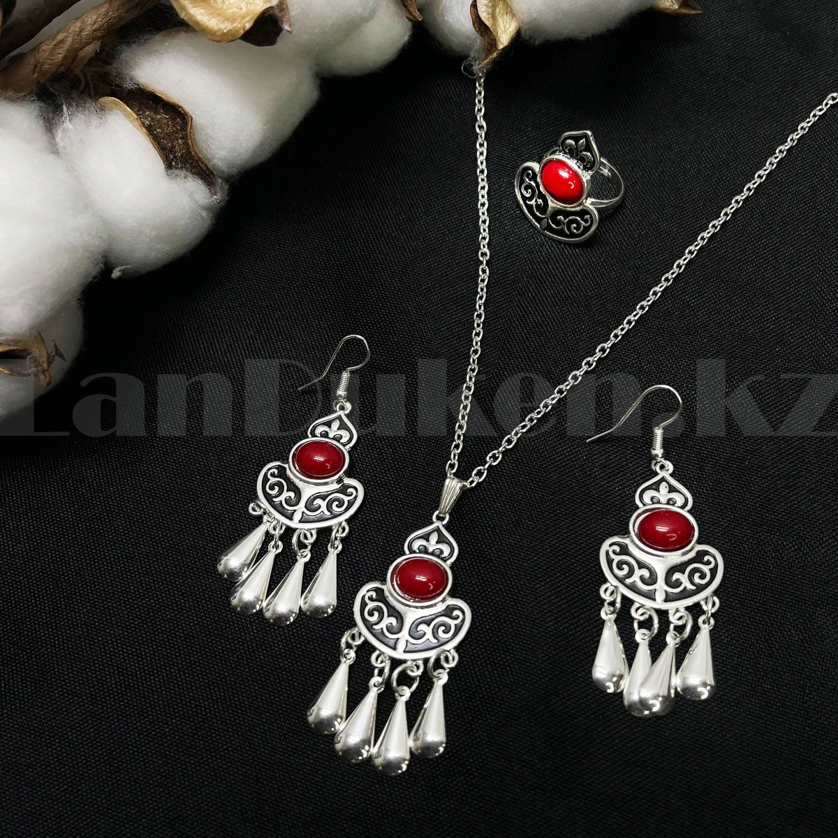 Комплект казахских национальных украшений из подвески, кольца и сережек с красным камнем вид 9
