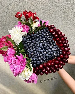 Букет из голубики, черешни, с цветами