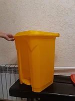 Контейнеры (урны) с педальным механизмом для сбора медицинских отходов объемом 50 л.