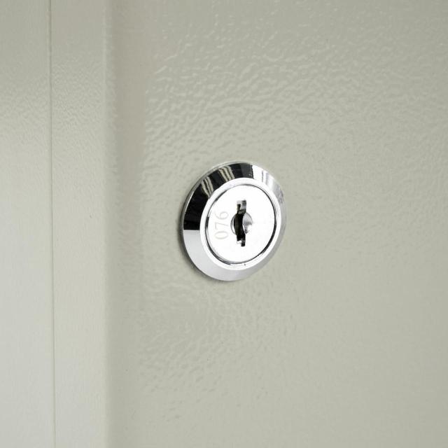 Виола шкафта бір жігітті ұстап алды Виола шкафта бір жігітті ұстап алды