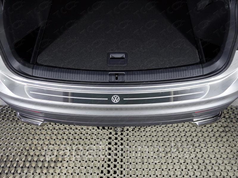 Накладка на задний бампер (лист шлифованный логотип VW) ТСС для Volkswagen Tiguan 2017-2021 - фото 1 - id-p108852330
